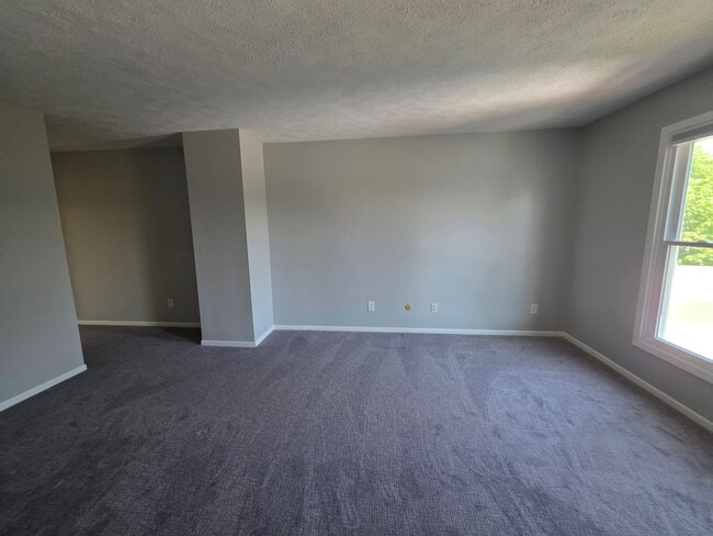Building Photo - Spacious Town Home in Brighton Heights!