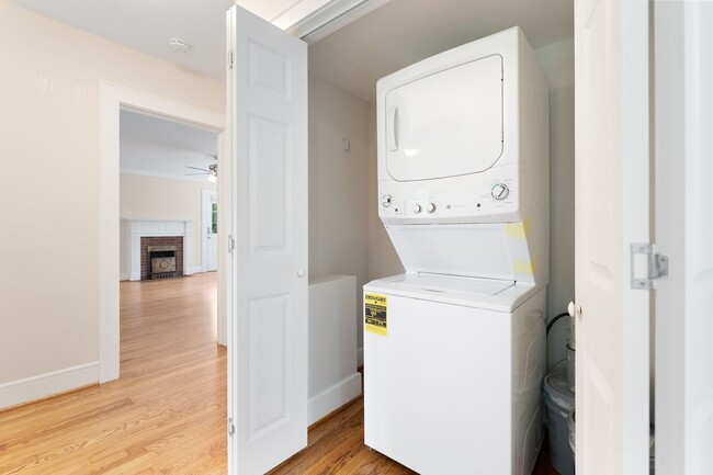 Building Photo - Available now! Lovely 3 bed/1 bath Home in...