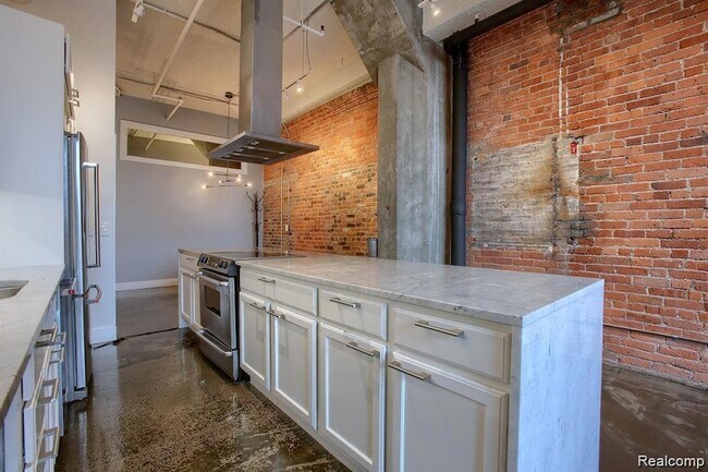 Building Photo - 6533 E Jefferson Ave