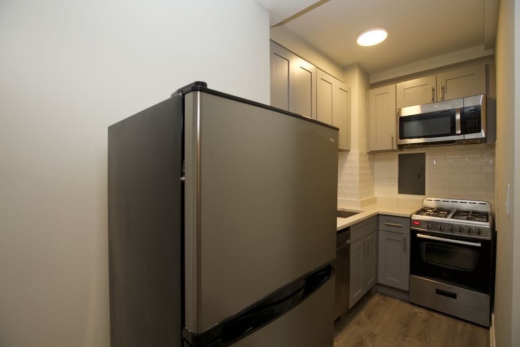 Building Photo - 545 W Belmont Ave