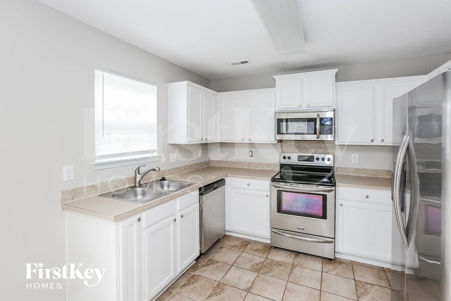 Building Photo - 9143 Simonton Dr