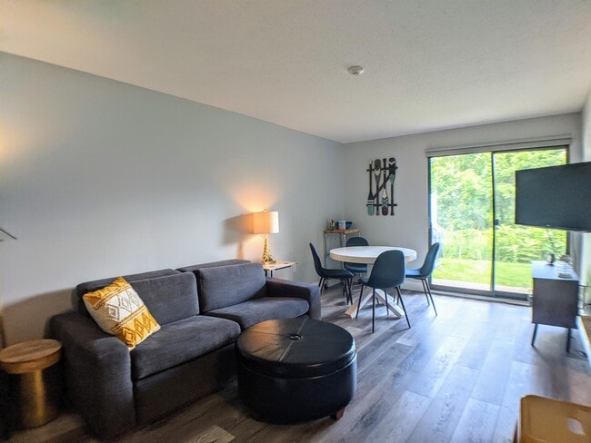 Building Photo - 107 Treetop Cir