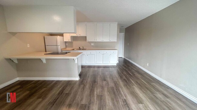 Interior Photo - 4058 51st St