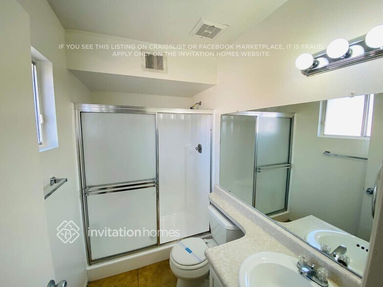 Building Photo - 2323 N Evergreen St