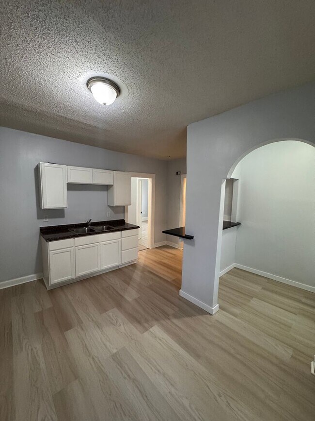 Building Photo - 1429-1431 Knox Ave N