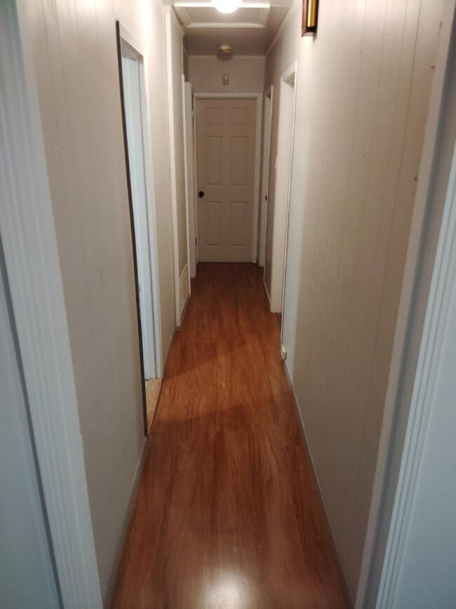 Building Photo - 1533 S Pkwy E