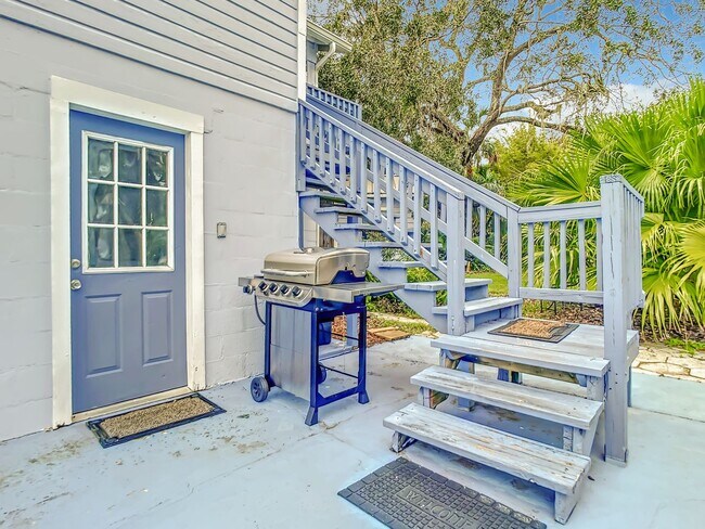 Building Photo - Charming Carriage House