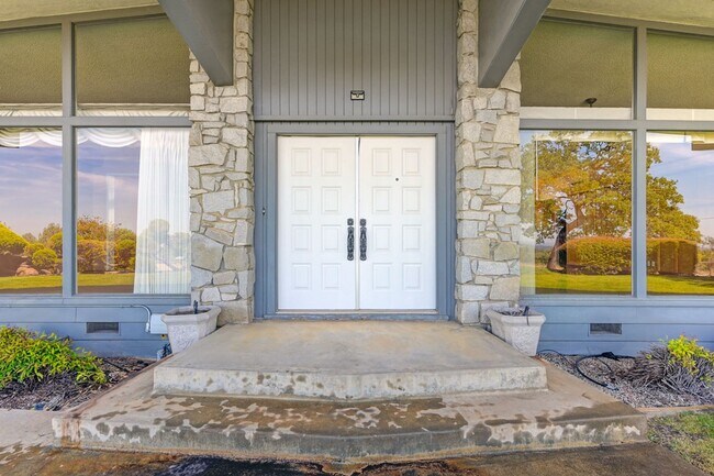 Building Photo - Luxury Living with Stunning 360-Degree Vie...