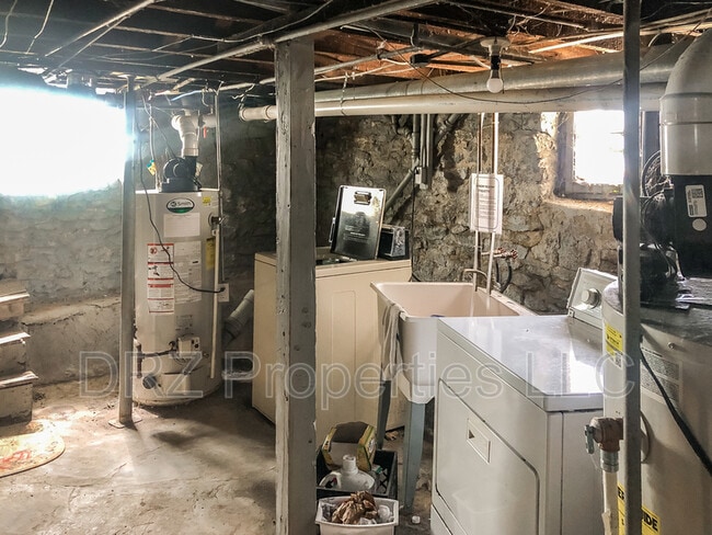 Building Photo - 1012 Bridge St NW