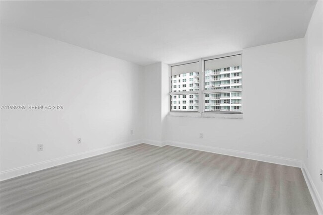 Building Photo - 1155 Brickell Bay Dr