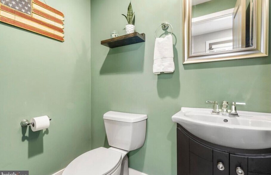 Building Photo - 2427 E Boston St