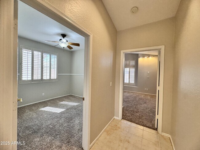 Building Photo - 673 S Peppertree Dr