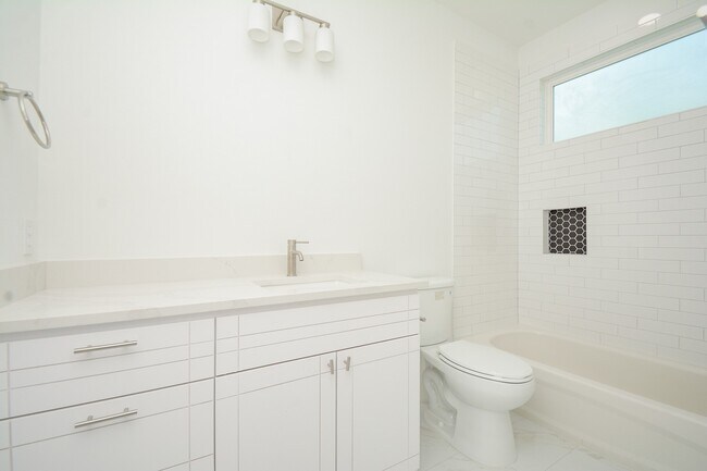 Building Photo - 426 Sikes St