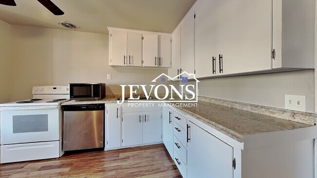 Building Photo - Inviting 2-bedroom 4-plex near Pritchard I...