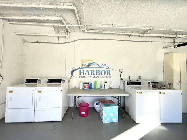 Building Photo - 677 W 39th St