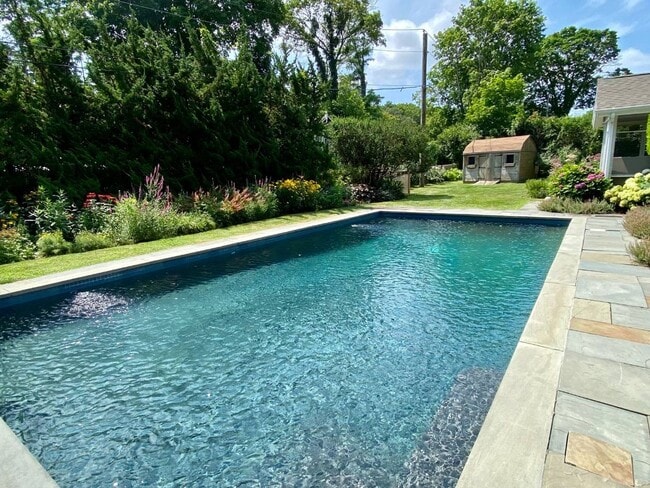 Building Photo - 695 Main St