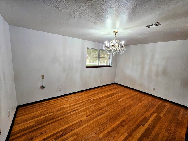 Building Photo - 2015 Silver Leaf Dr