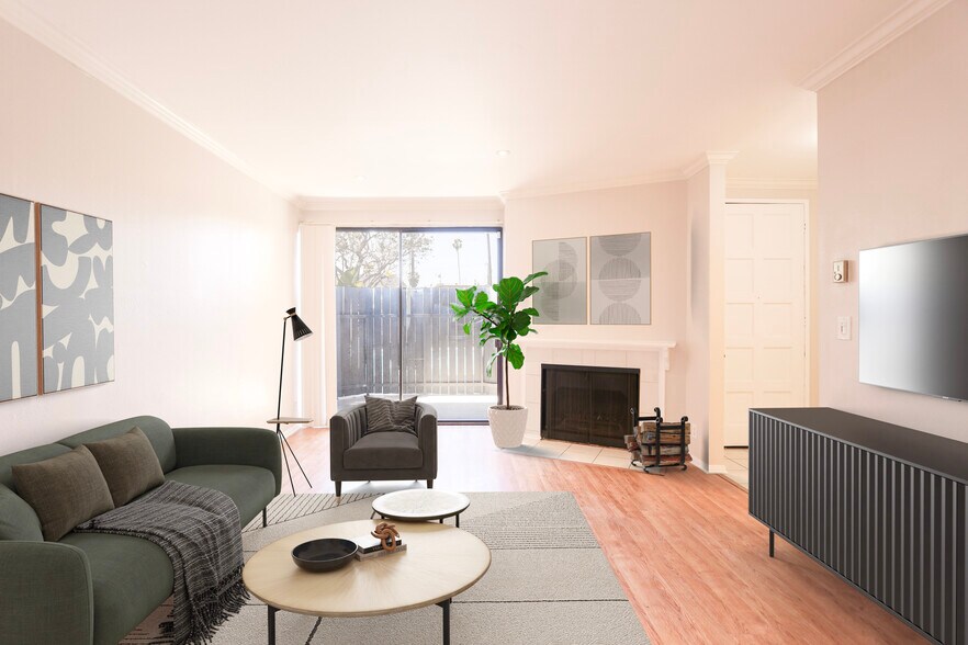 Building Photo - 1328 S Bundy Dr