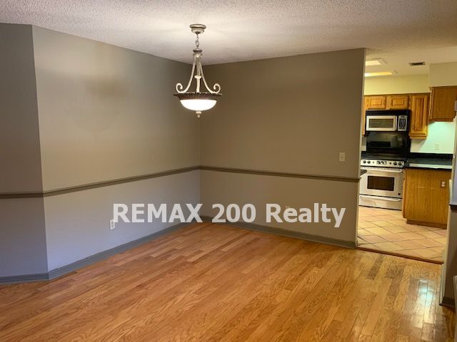 Building Photo - Beautiful Townhome in Downtown