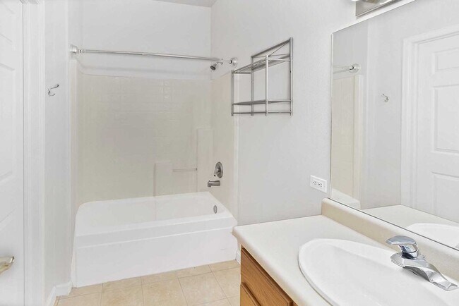 Building Photo - Modern 2-Bedroom, 2-Bath Condo in Grand Junction