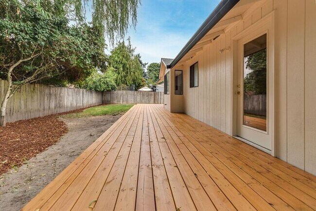 Building Photo - Updated Single Level Home with Large Fence...
