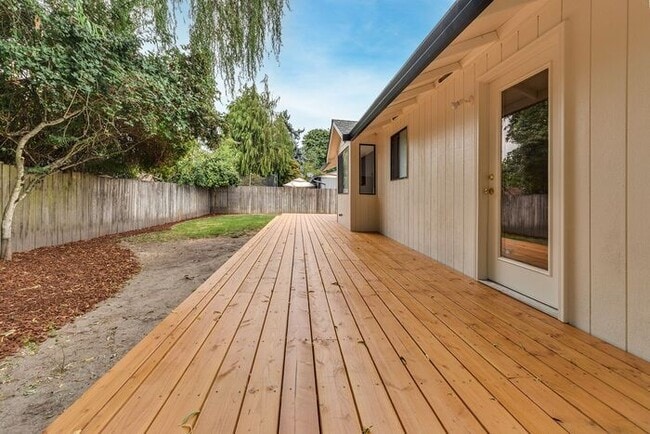 Building Photo - Updated Single Level Home with Large Fenced Yard