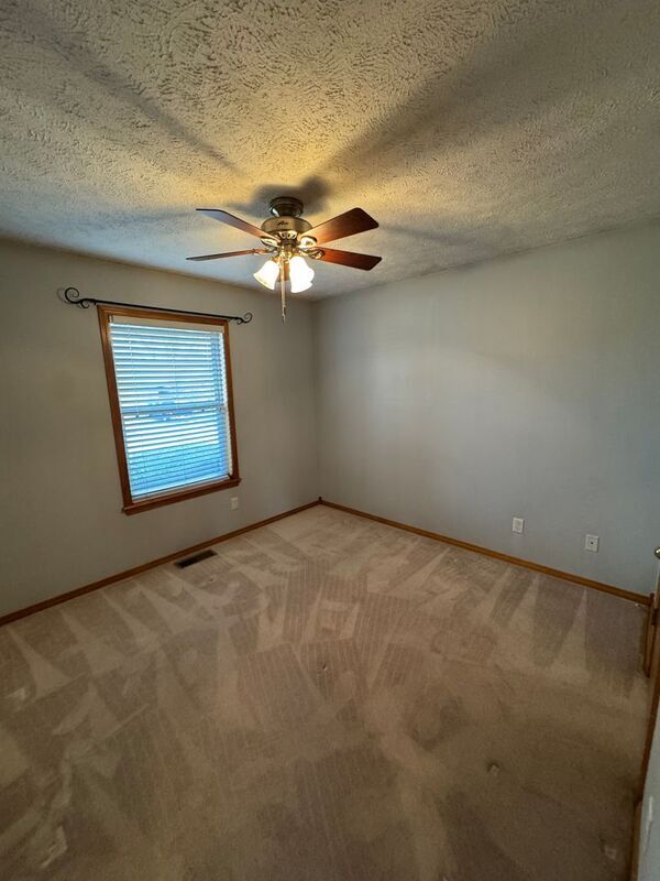 Building Photo - 841 S Hazelnut Ave