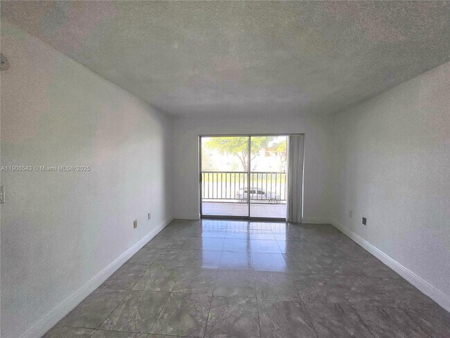 Building Photo - 1250 NE 125th St