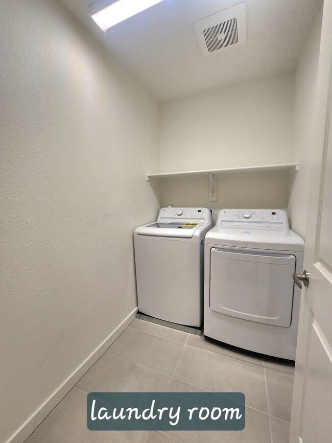 Building Photo - Brand-New Construction Townhome – Never Li...