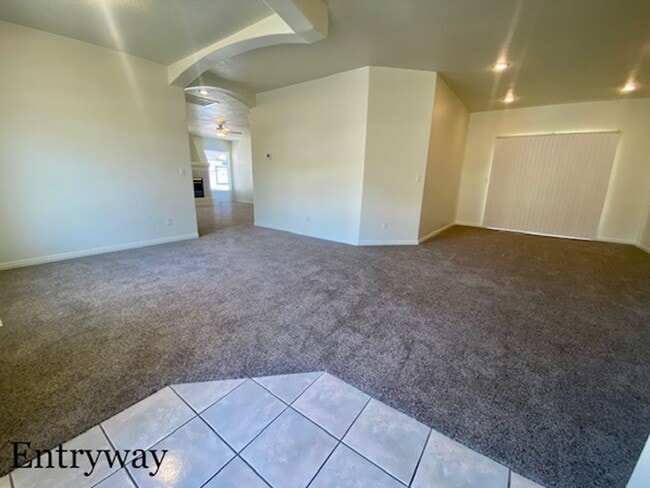 Building Photo - SPACIOUS HOME FOR RENT!