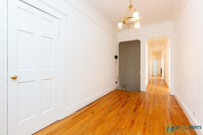 Building Photo - Mission District: Top Floor Flat Above Blondie's Bar w/ Formal Dining Room & W/D in unit