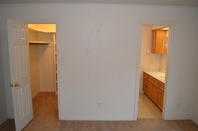 Building Photo - 910 Crymes Ln
