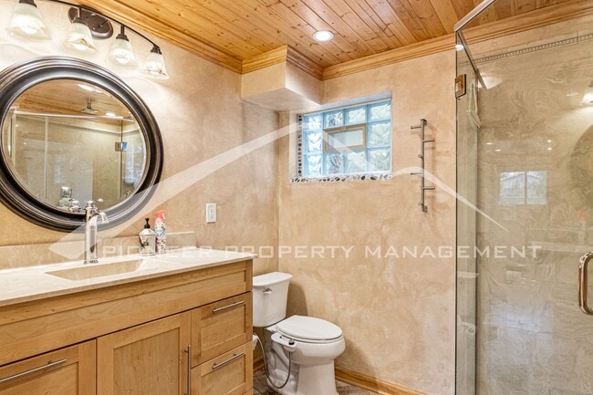 Building Photo - Gorgeous Home with Washer/Dryer and Fenced...