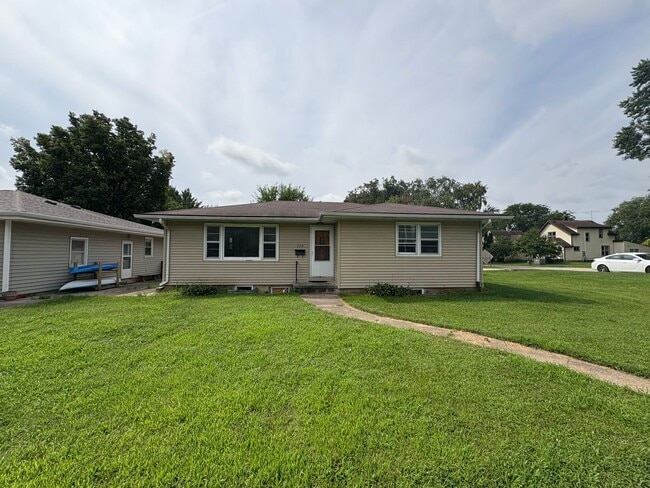 Building Photo - 2 Bedroom 1 Bathroom House in Cedar Falls!