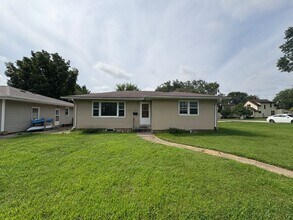 Building Photo - 2 Bedroom 1 Bathroom House in Cedar Falls!