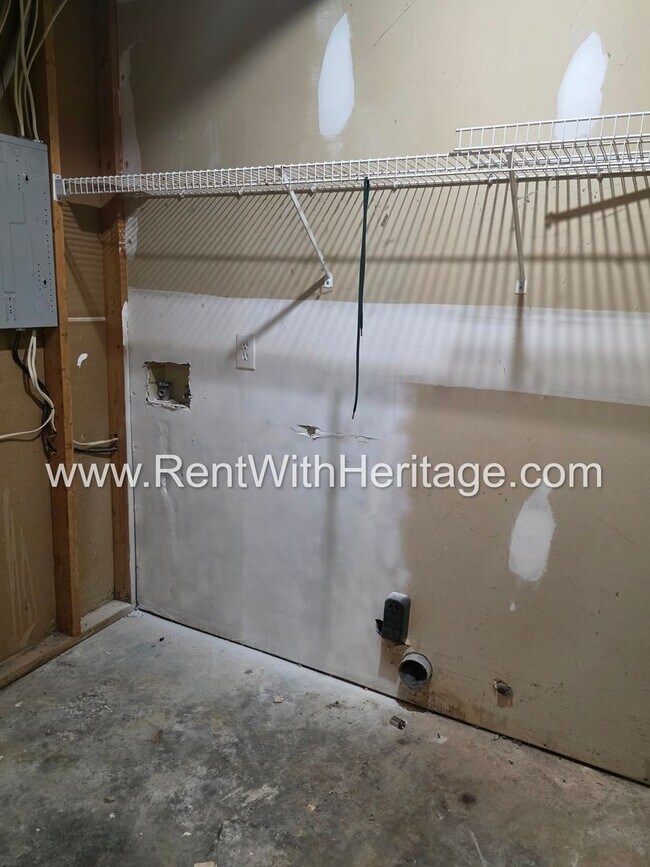 Building Photo - 6322 Hillview Ln