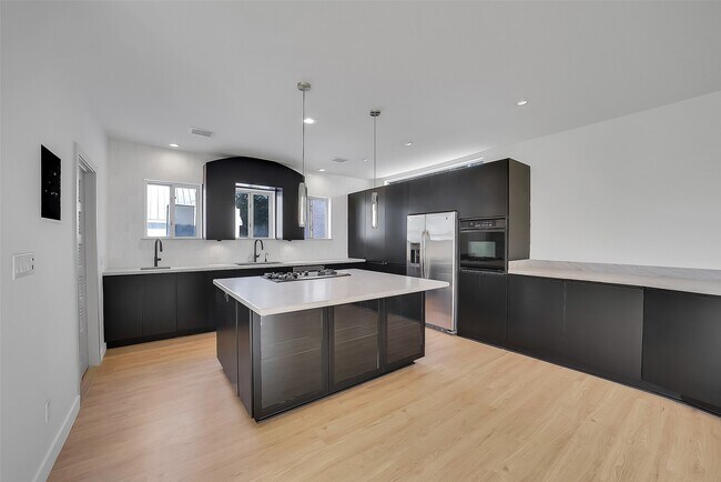 Building Photo - 320 Detering St