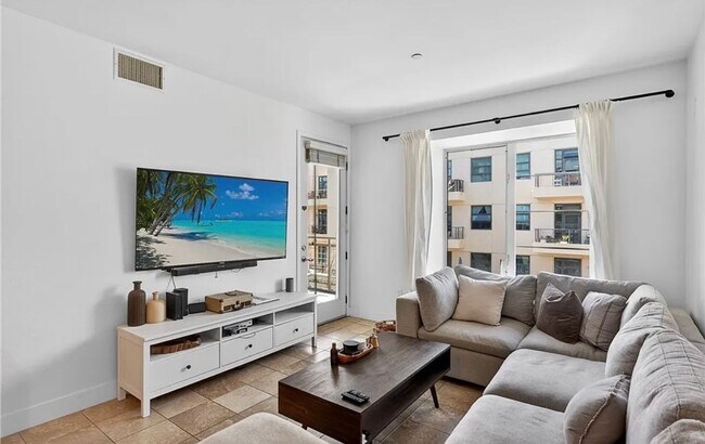 Building Photo - **150 The Promenade N #415 Long Beach** Upstairs Spacious 2 bedroom 2 bath !!2 weeks free OAC!!