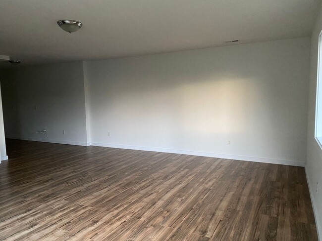 Building Photo - Pet Friendly 3 Bdrm Townhouse with Lock-of...