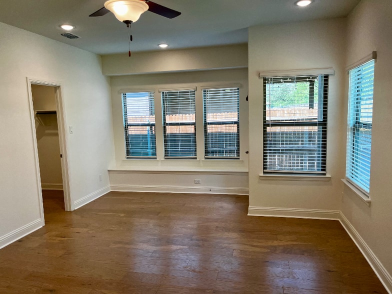 Building Photo - 593 Concho St