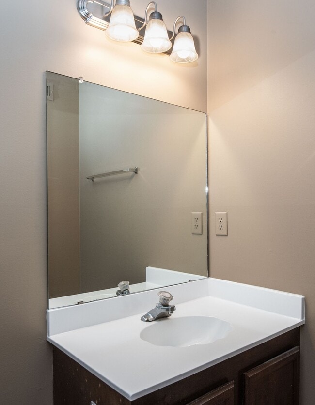 Building Photo - Hardy Manor Apartment Homes