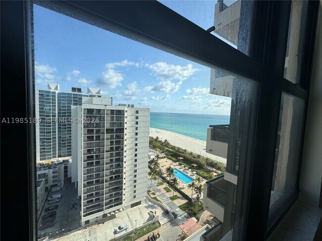Building Photo - 2555 Collins Ave