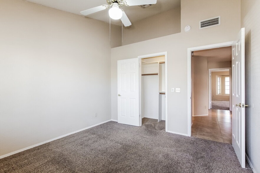 Building Photo - 6709 W Topeka Dr