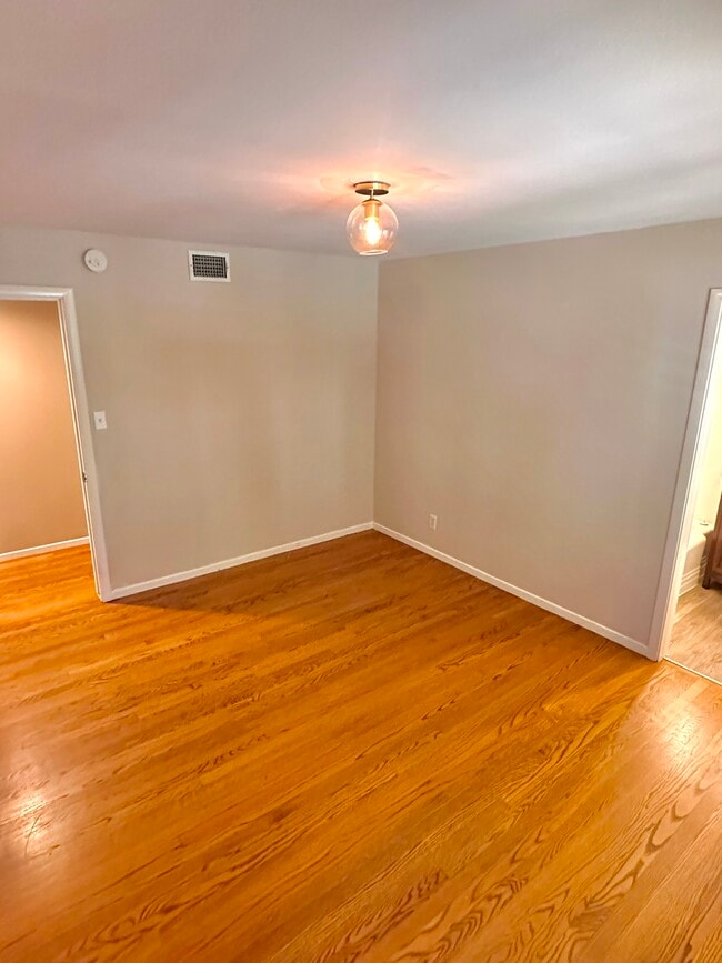 Building Photo - 991 Piedmont Dr