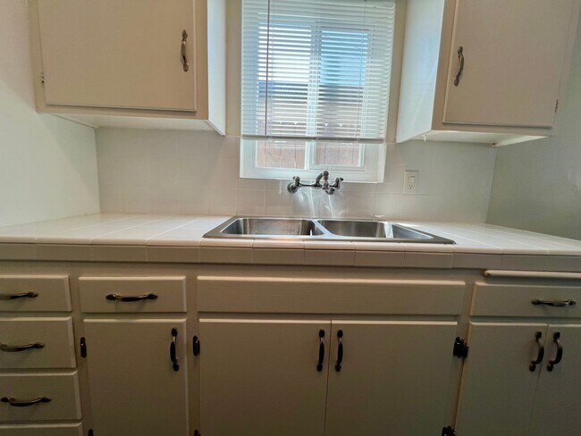 Building Photo - Pet Friendly Unit within Gated Community in North Park! COMPLIMENTARY Laundry! Street Parking Only!