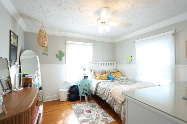 Building Photo - Beautifully Updated 4 bed house w/ fully fenced in yard **