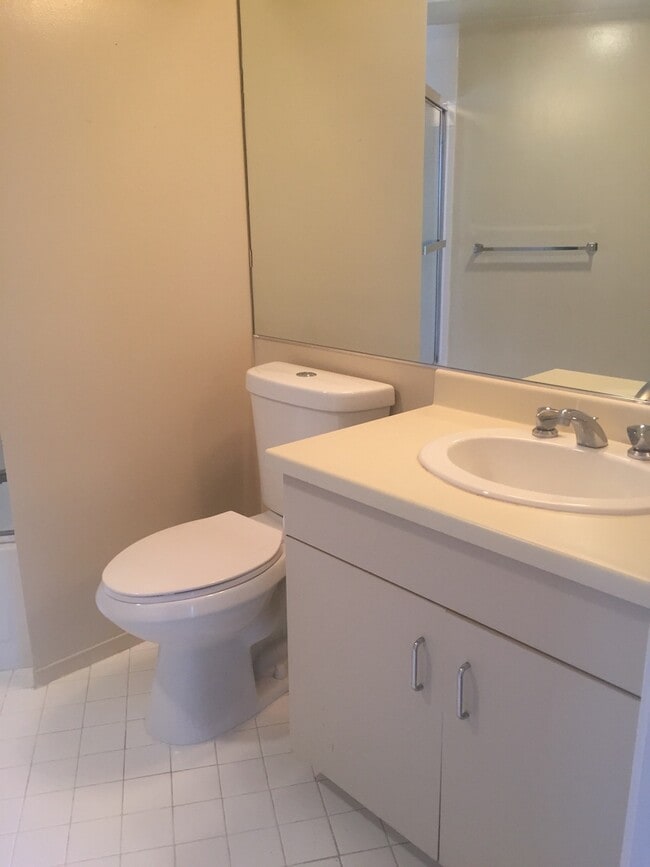 Building Photo - Enjoy sweeping views of the bay and Golden...