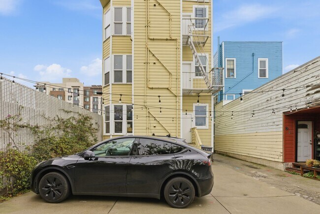 Building Photo - 471 S Van Ness Ave