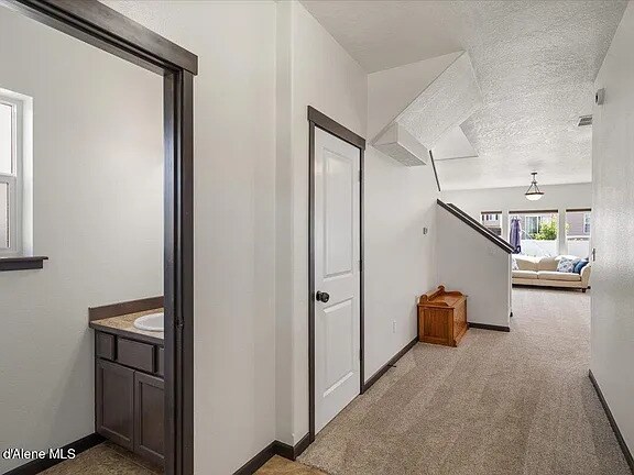Building Photo - 1824 E Warbler Ln