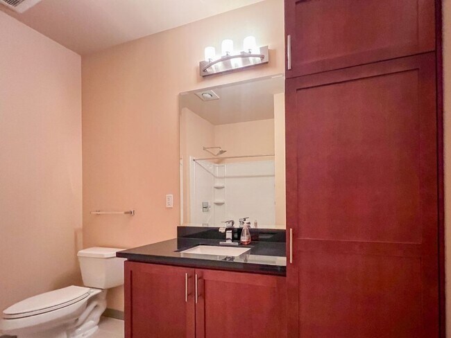 Building Photo - 2Bd/2Ba Burien Condo